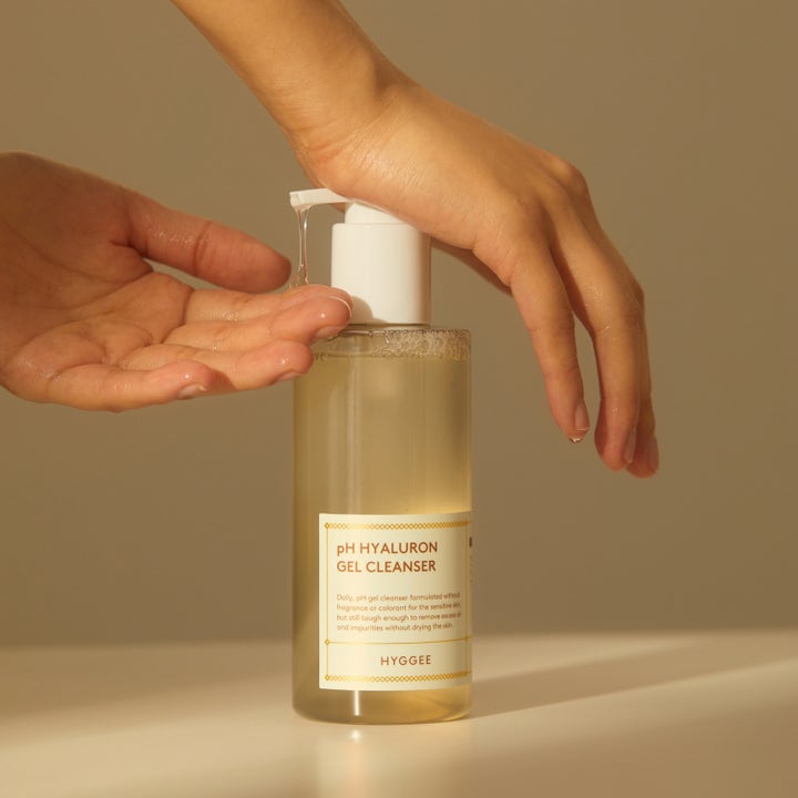 Hyggee Ph Hyaluron Gel Cleanser 200 ml kosteuttava puhdistusgeeli, jota pumpataan kädelle läpinäkyvästä pullosta.