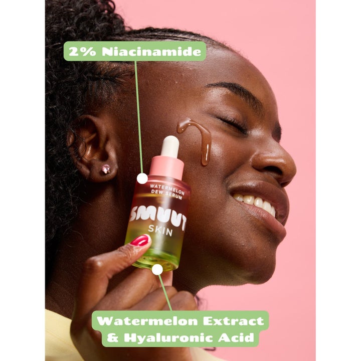Smuuti Skin Watermelon Dew Serum kosteuttava seerumi ja hymyilevä nainen, pullossa 2 % niasiiniamidia ja vesimelonia.
