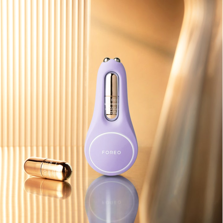 FOREO BEAR 2 eyes & lips Lavender 1 kpl kasvoluonnosta kiinteyttävä laite ja kultainen seerumikapseli.