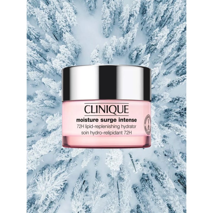 Clinique Moisture Surge Intense 72H 75 ml kosteuttava kasvovoide hopeakantisessa purkissa lumisessa metsässä