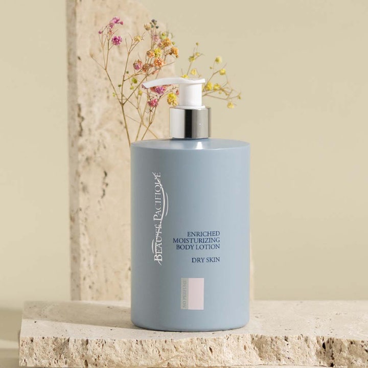 Beauté Pacifique Enriched Moisturizing Body Lotion 500 ml hajusteeton vartalovoide vaaleansinisessä pumppupullossa.