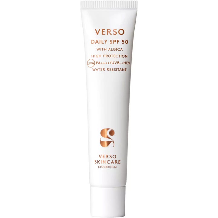 Verso Daily SPF 50 40 ml aurinkovoide suojaa ihoa ja on pakattu valkoiseen tuubiin, jossa on kuparinväriset tekstit.