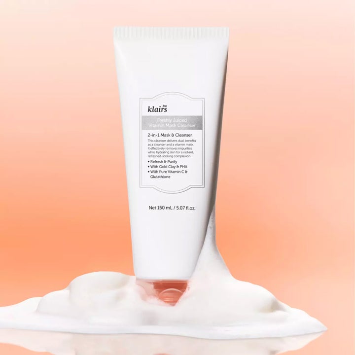 Klairs Freshly Juiced Vitamin Mask Cleanser 150 ml kirkastava puhdistustuote valkoisessa tuubissa vaahdon päällä.