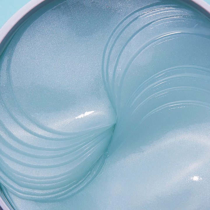 Peter Thomas Roth Water Drench Eye Patches 30 kpl kosteuttavat silmänalusnaamiot ovat hohtavan sinisiä hydrogeelilappuja.