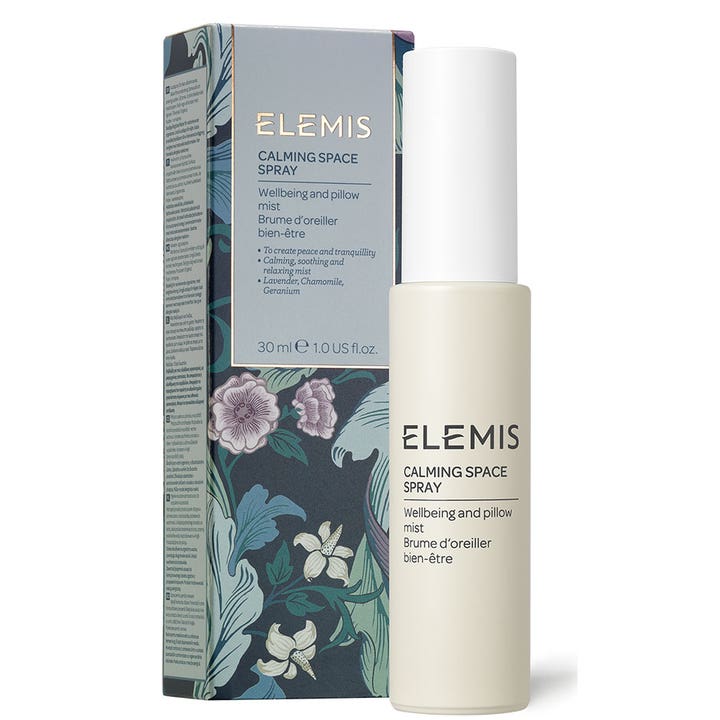 Elemis Calming Space Spray 30 ml rauhoittava kasvosuihke vaaleassa pullossa ja kukkakuvioidussa rasiassa