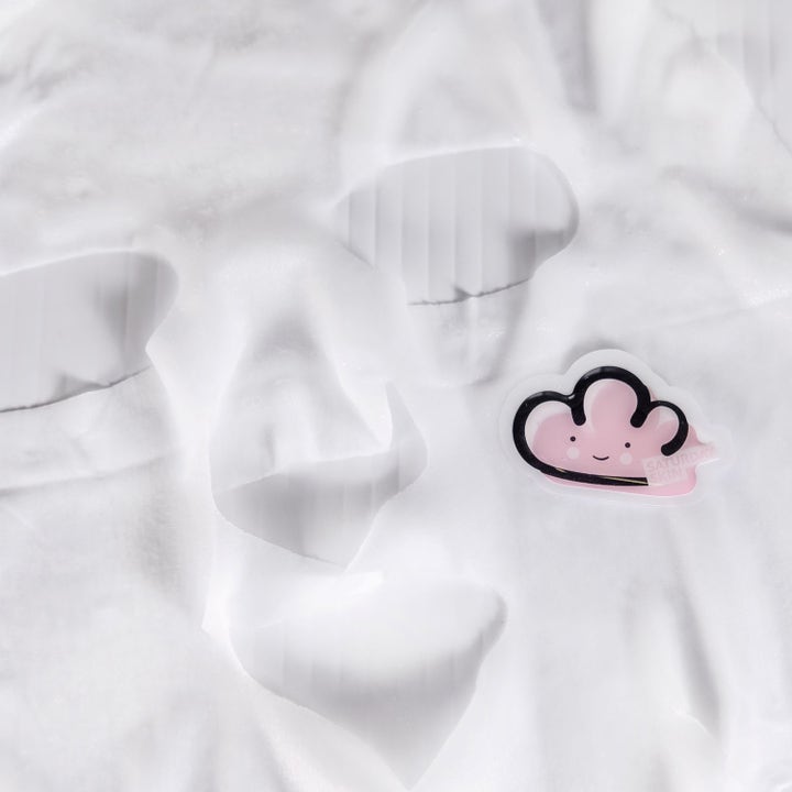 Saturday Skin Cotton Cloud Probiotic Power Sheetmask 25 ml kosteuttava kasvonaamio, jossa on pieni vaaleanpunainen pilvi.