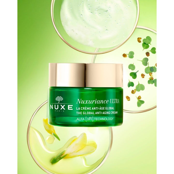 Nuxe Nuxuriance ULTRA 50 ml uudistava anti-age-voide vihreässä lasipurkissa, ympärillä kukkia ja lehtiä.