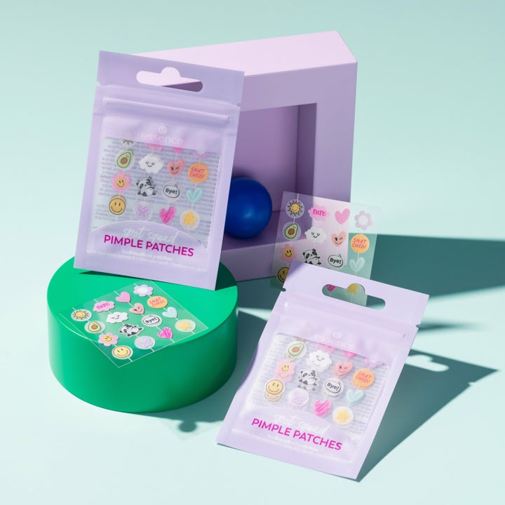 essence Spot Squad Pimple Patches 32 kpl näppyjä hoitavat värikkäät kuviolaastarit liiloissa pakkauksissa.