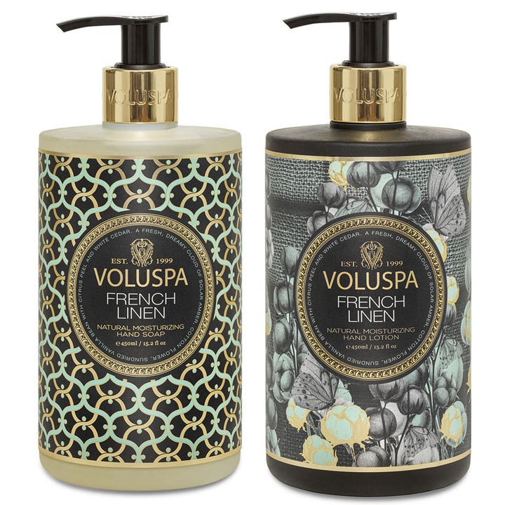 Voluspa French Linen 450 ml kosteuttava käsisaippua ja käsivoide koristeellisissa pulloissa joissa on kultaiset pumput.
