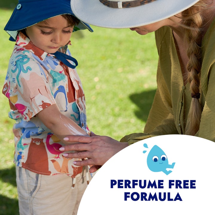 NIVEA Sun Kids Protect & Sensitive Spray SPF50+ 200 ml hajusteeton aurinkosuoja jota levitetään lapsen iholle.