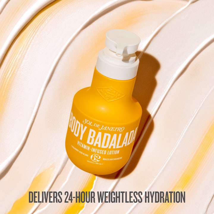 Sol de Janeiro Body Badalada 400 ml kosteuttava vartalovoide keltaisessa pumppupullossa vaalean voiteen päällä.