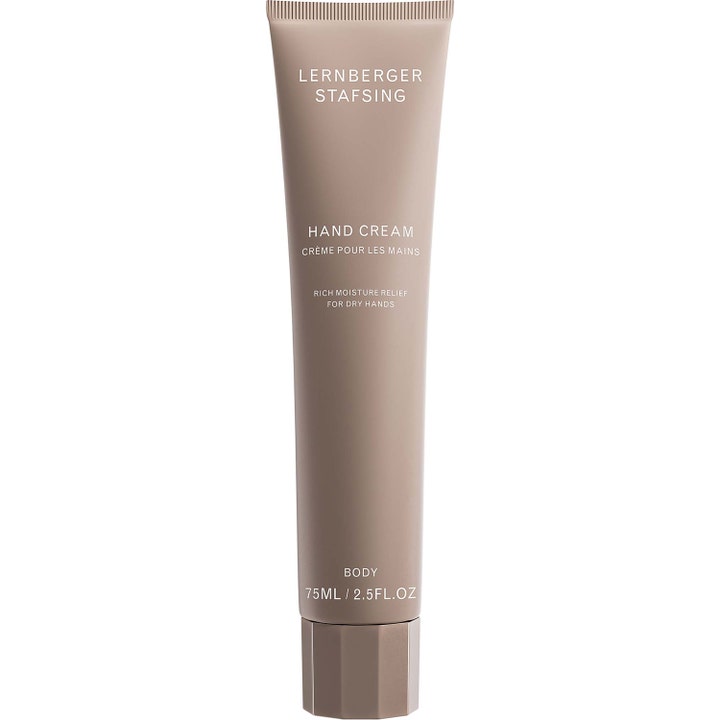 Lernberger Stafsing Hand Cream 75ml kosteuttava käsivoide kuiville käsille beigessä tuubissa jossa on kulmikas korkki.