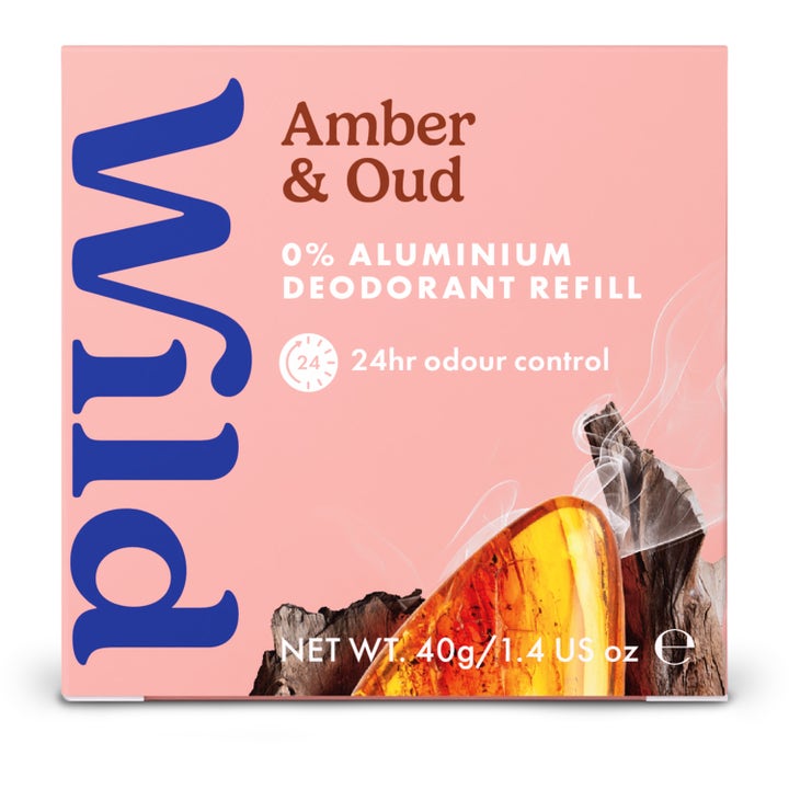 Wild Deo Stick Refill Amber Oud 40 g alumiiniton deodorantti vaaleanpunaisessa pakkauksessa, jossa on puun ja meripihkan kuva