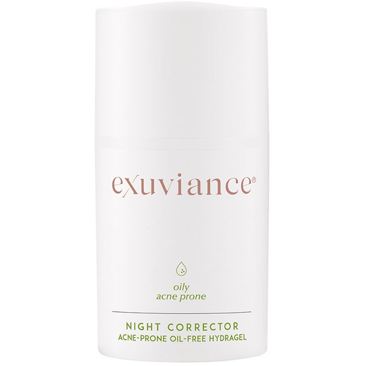Exuviance Night Corrector 50 ml epäpuhtauksia hillitsevä yögeeli valkoisessa pumppupullossa vihreillä yksityiskohdilla.