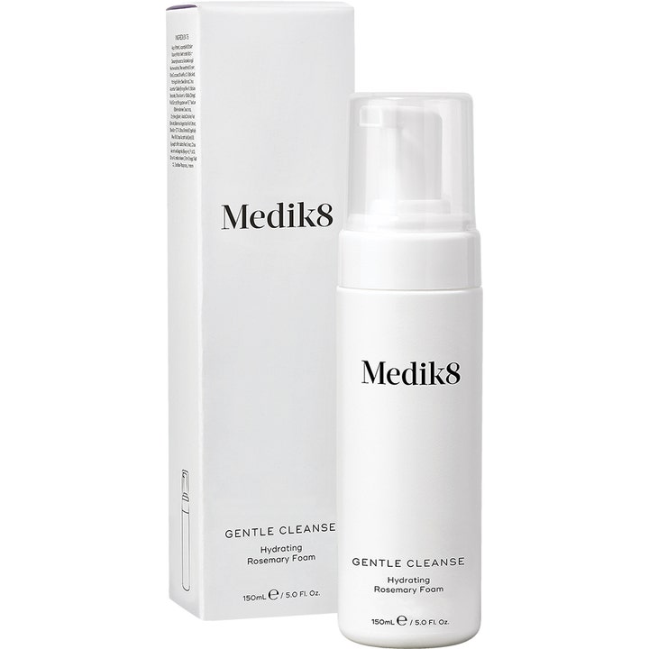 Medik8 GentleCleanse 150 ml kosteuttava puhdistusvaahto valkoisessa pumppupullossa ja tyylikkäässä pakkauksessa.
