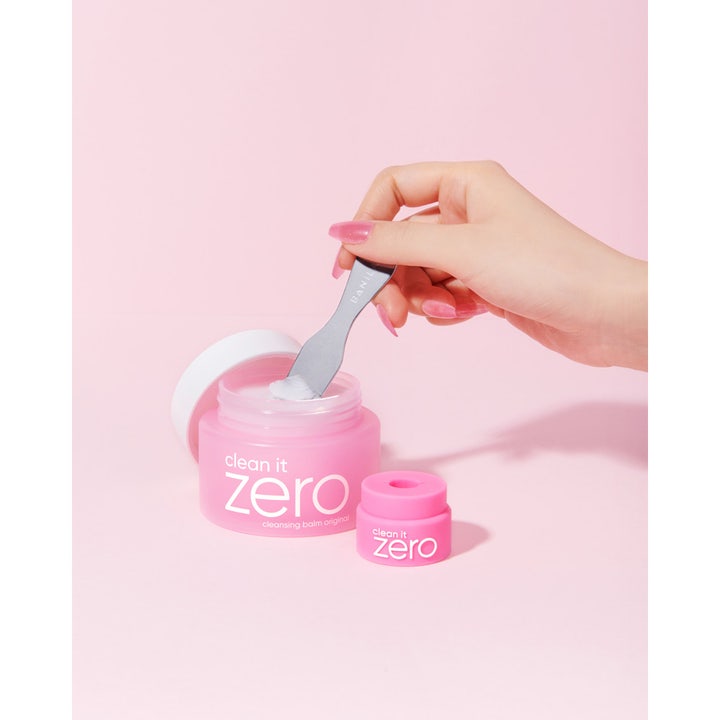 Banila Co Clean It Zero Spatula Set 1 kpl ihonhoitoväline ottaa puhdistusvoidetta vaaleanpunaisesta purkista.