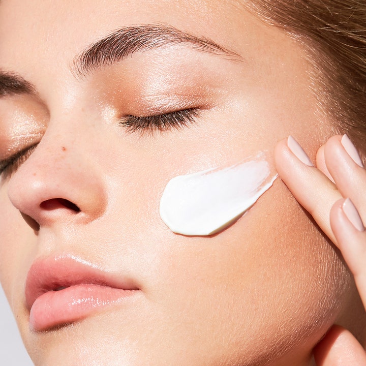 Estée Lauder DayWear Anti-Oxidant Sorbet Cream SPF15 50 ml päivävoide levittyy pehmeänä koostumuksena kasvoille.