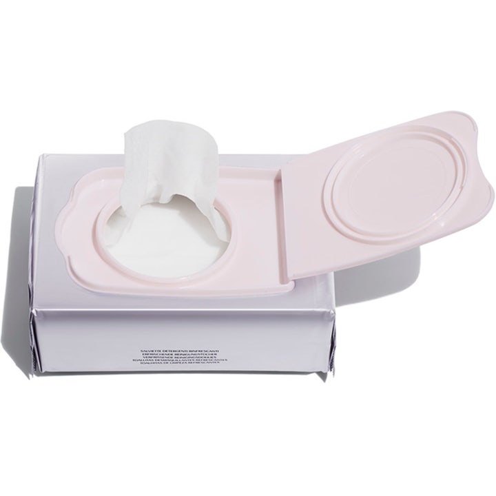 Shiseido Essential Line Refreshing Cleansing Sheets 30 kpl puhdistusliinat avatussa vaaleanpunaisessa pakkauksessa.
