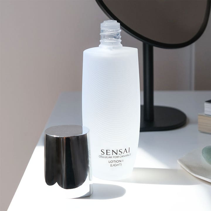 Sensai Cellular Performance Lotion I Light 125 ml kosteuttava kasvovesi huurteisessa pullossa hopeakorkilla.