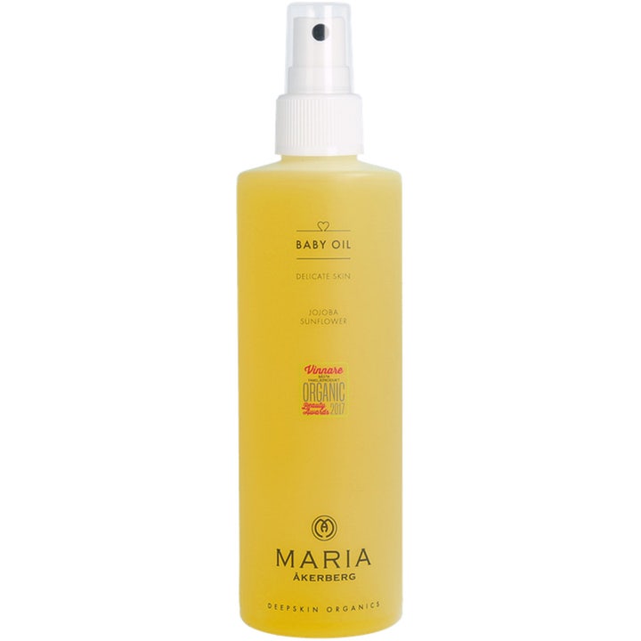 Maria Åkerberg Baby Oil kosteuttava vauvaöljy herkälle iholle keltaisena nesteenä valkoisessa pumppupullossa.
