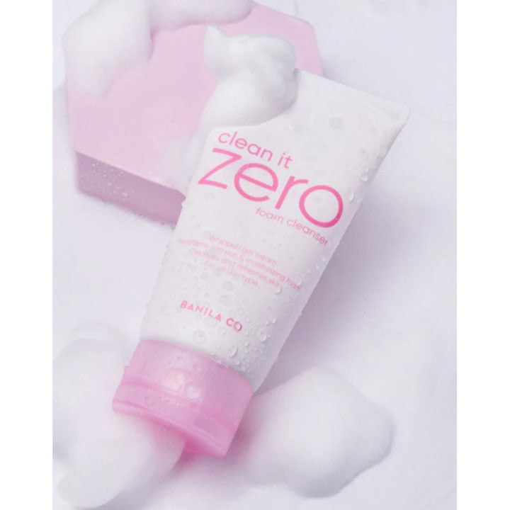 Banila Co Clean It Zero Foam Cleanser 150 ml puhdistusvaahto valkoisessa tuubissa vaahdon ja vesipisaroiden kera.