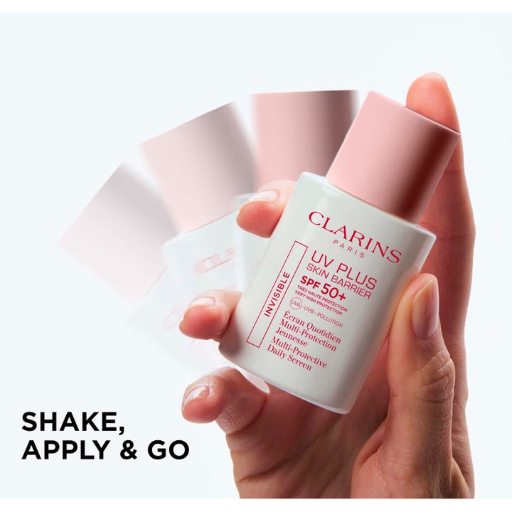 Clarins UV Plus Skin Barrier 30 ml aurinkovoide kasvoille antaa SPF 50+ suojan. Käsi ravistaa pulloa.