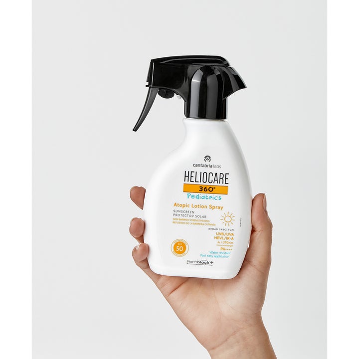 Heliocare Pediatrics Atopic Lotion Spray 250 ml SPF 50 suojaava aurinkovoide valkoisessa suihkepullossa.