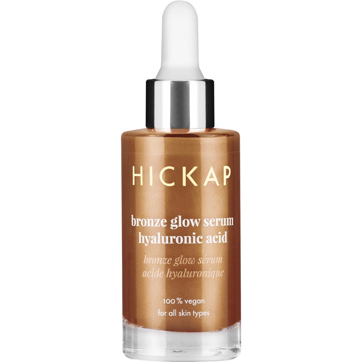 Hickap Bronze Glow Serum 30 ml kosteuttava seerumi lasipullossa jossa on pipetti ja pronssinen hohde.