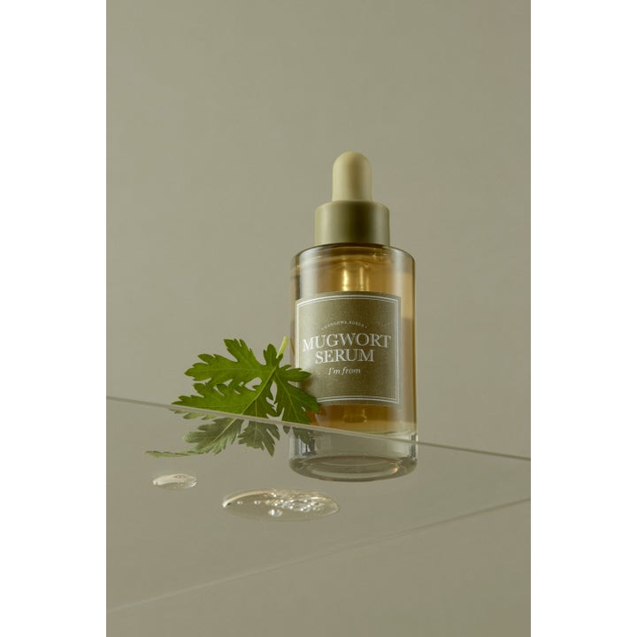 I'm from Mugwort Serum 30 ml rauhoittava seerumi lasisessa pipettipullossa pujon lehden ja seerumitippojen kera.