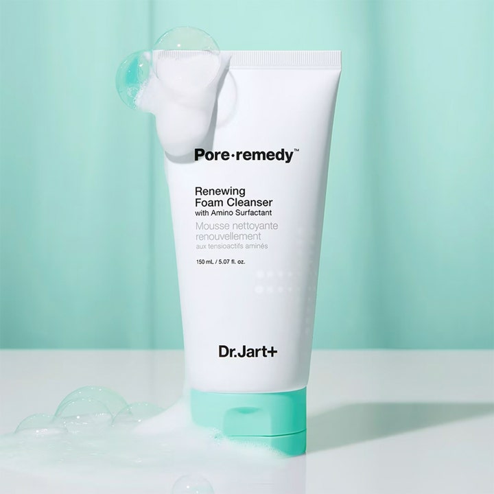 Dr.Jart+ Pore-remedy Renewing Foam Cleanser 150 ml puhdistusvaahto valkoisessa tuubissa jossa on vaahtoa ja ilmavia kuplia