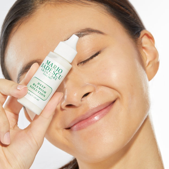 Mario Badescu Deep Blemish Solution 29 ml täsmähoito epäpuhtauksille hymyilevän naisen kasvoilla.