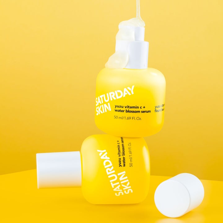 Saturday Skin Yuzu Vitamin C + Water Blossom Serum 50 ml kirkastava seerumi keltaisissa pumppupulloissa.