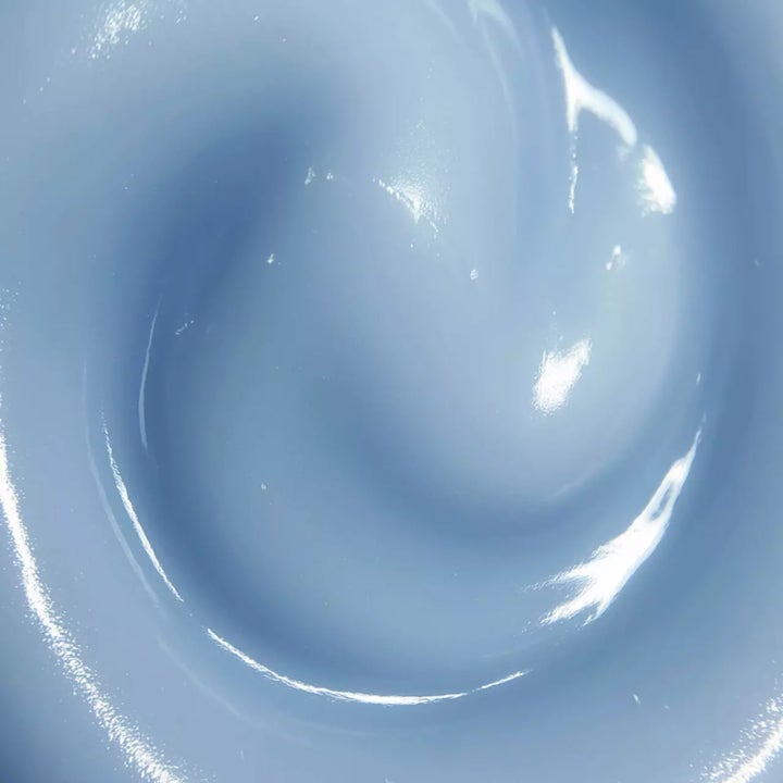 MANTLE The Longevity Cream 50 ml uudistava kasvovoide, jossa on vaaleansininen kermainen ja kiiltävä tekstuuri.