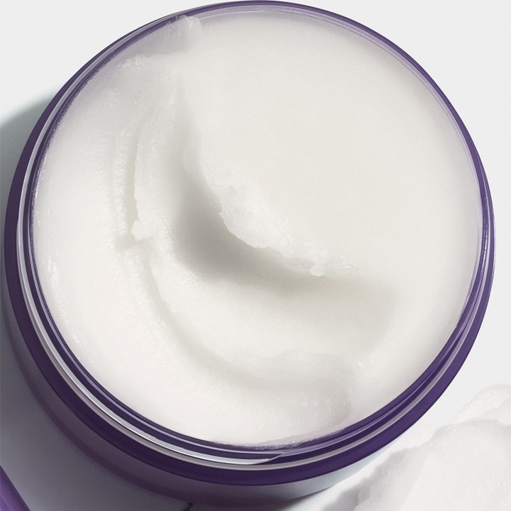 Clinique Take The Day Off Cleansing Balm 200 ml puhdistusvoide, jonka valkoinen kiinteä koostumus on purppurassa purkissa.
