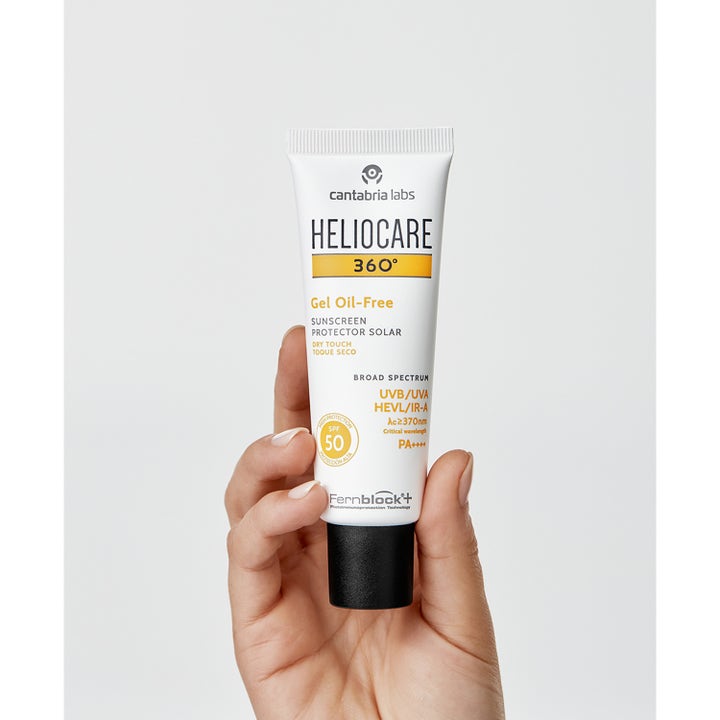 Heliocare 360 Gel Oil-Free SPF 50+ 50 ml kevyt aurinkovoide valkoisessa tuubissa käden pitelemänä.