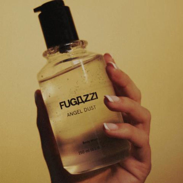 Fugazzi Angel Dust Body Wash 250 ml virkistävä suihkugeeli kirkkaassa pumppupullossa käden pitelemänä