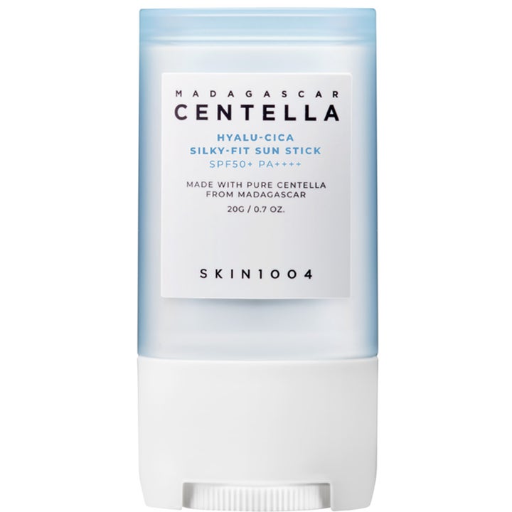 Skin1004 Madagascar Centella Hyalu-Cica Silky-Fit Sun Stick 20g kosteuttava aurinkosuojapuikko vaaleansinisessä hylsyssä