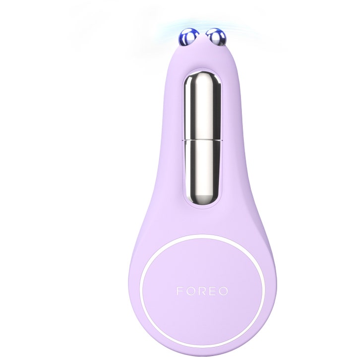 Foreo Bear 2 Eyes & Lips mikrovirtalaite kiinteyttää ihoa. Laventelin sävyinen silikonilaite kahdella metallipallolla.