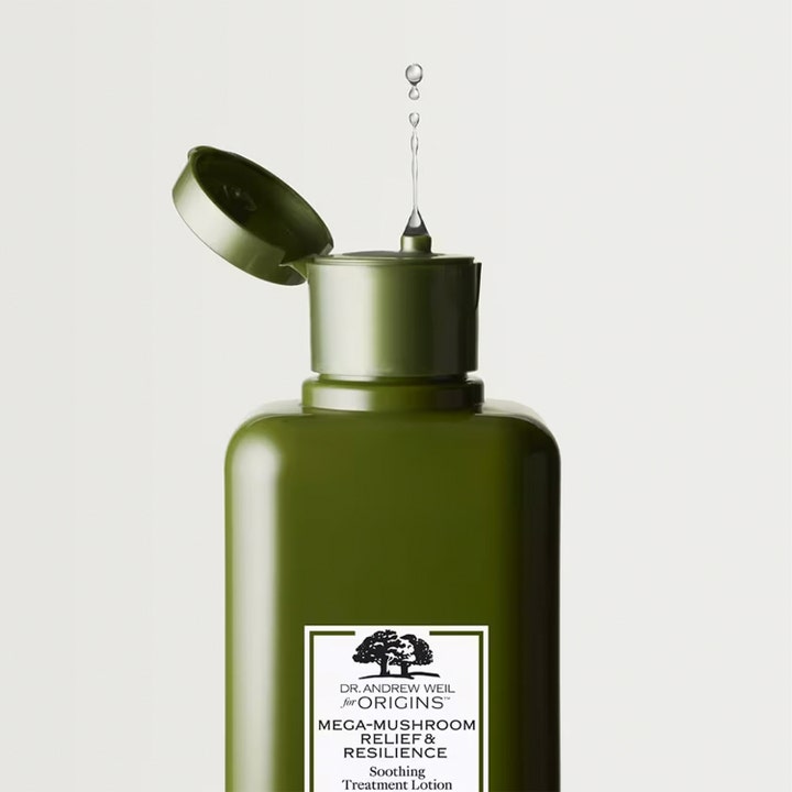 Origins Mega-Mushroom Relief & Resilience Soothing Treatment Lotion 200 ml rauhoittaa ihoa oliivinvihreässä pullossa.