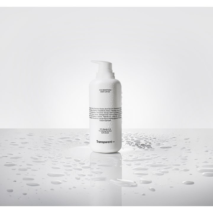 Niche Beauty Lab Transparent Lab AHA Smoothing Body Lotion 400 ml silottava vartalovoide ja valkoinen pullo vesipisaroilla