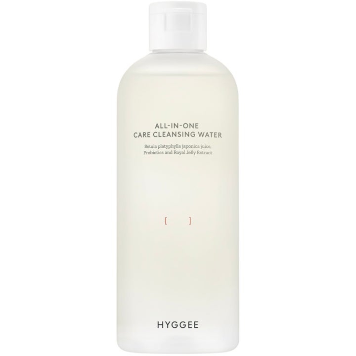 HYGGEE All-In-One Care Cleansing Water puhdistusvesi kosteuttaa ihoa kirkkaassa huurteisessa pullossa valkoisella korkilla