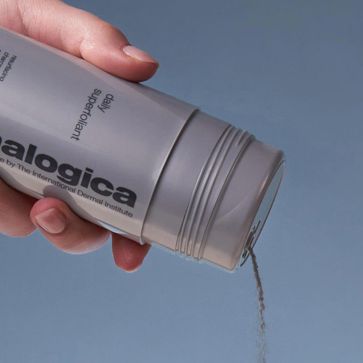 Dermalogica Daily Superfoliant 57 g kuorinta-aine josta kaadetaan harmaata jauhetta kämmenelle