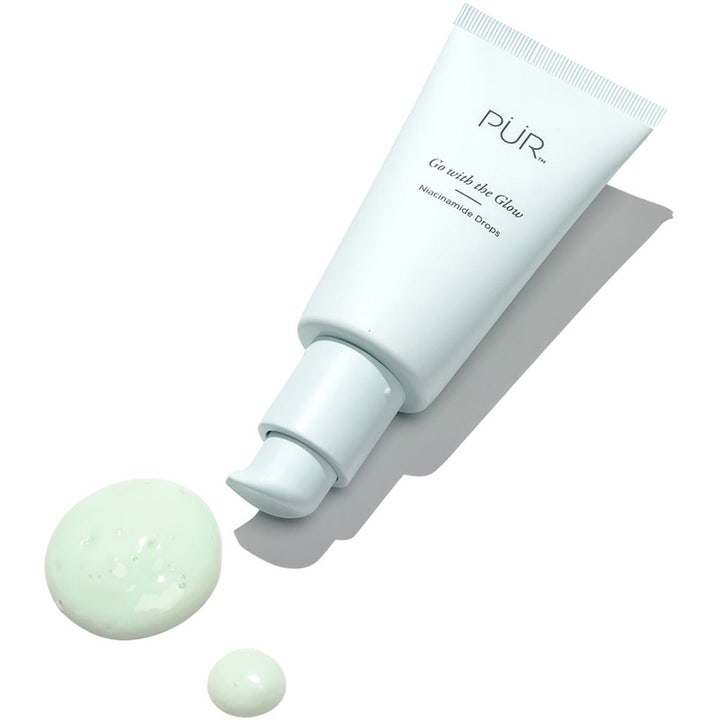 PÜR Go With The Glow Niacinamide Drops 30 ml hehkua antava seerumi vaaleanvihreässä pumpputuubissa ja pisara koostumusta.