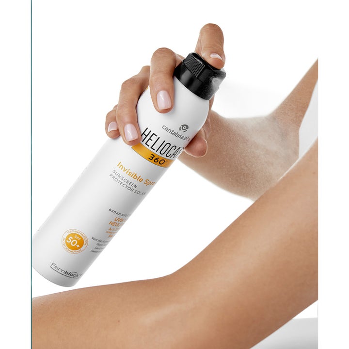 Heliocare Invisible Spray SPF 50+ 200 ml aurinkosuoja levitetÀÀn iholle suihkuttamalla valkoisesta pullosta.