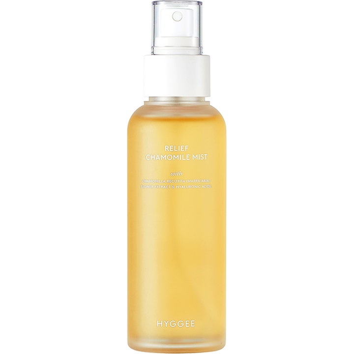 Hyggee Relief Chamomile Mist rauhoittava kasvosuihke keltaisessa pullossa, jossa on valkoinen suihkepää.