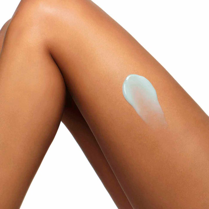 Clarins Firming Body Firming Gel 150 ml kiinteyttävä vartalogeeli vaaleansininen geelikoostumus levitettynä iholle