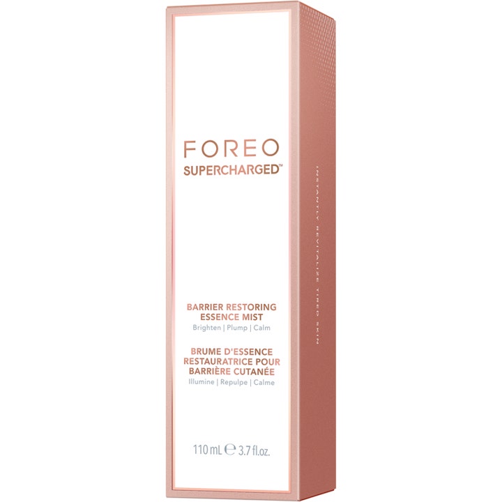 FOREO SUPERCHARGED Barrier Restoring Essence Mist 110 ml -kasvosuihke vaaleanpunaisessa pahvipakkauksessa.