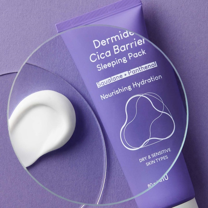 Purito Dermide Cica Barrier Sleeping Pack 80 ml rauhoittava yönaamio violetissa tuubissa ja täyteläinen valkoinen voide.