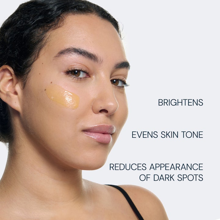 Elemis Dynamic Resurfacing Super-C Serum 30 ml kirkastava seerumi keltaisella koostumuksella kirkastaa ja tasoittaa ihoa.