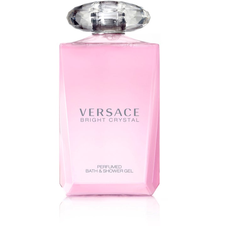 Versace Bright Crystal suihkugeeli puhdistaa ihon ja on pakattu vaaleanpunaiseen pulloon timanttimaisella korkilla.
